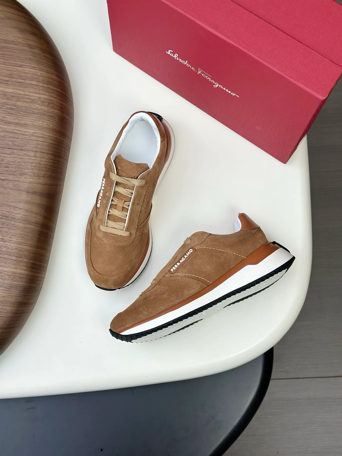 [Ferragamo] Top P: 820💰 Number of yards: 39~44 (38.45 custom-made, non-refundable) Top purchasing agent 🇮🇹 Ferragamo men's casual shoes series, the counter sells the original configuration at the same time, Italian imported cowhide fabric, high-quality splicing technology, imported water-dyed cow lining , Soles: Original foam soles are specially provided by the original factory, and the original factory follows the order. 🔍High quality can be entered and exited the counter at will. Welcome to compare and synchronize with the counter.